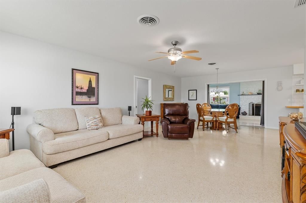 For Sale: $297,000 (2 beds, 2 baths, 1719 Square Feet)