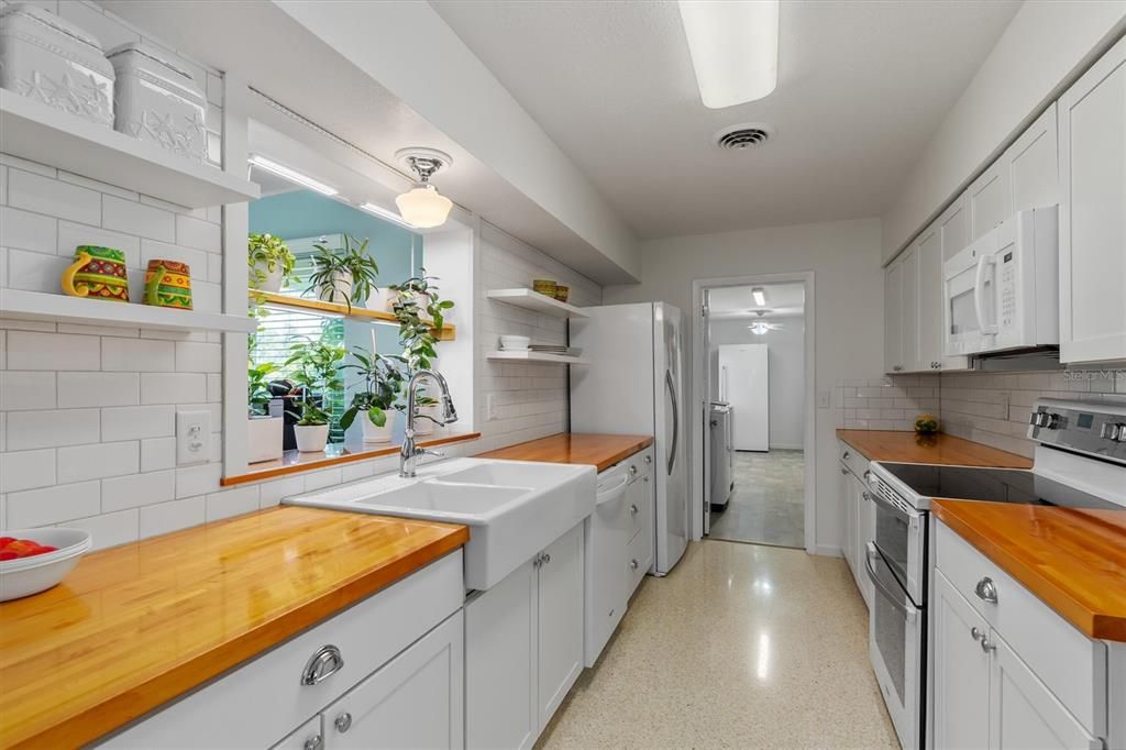 For Sale: $297,000 (2 beds, 2 baths, 1719 Square Feet)