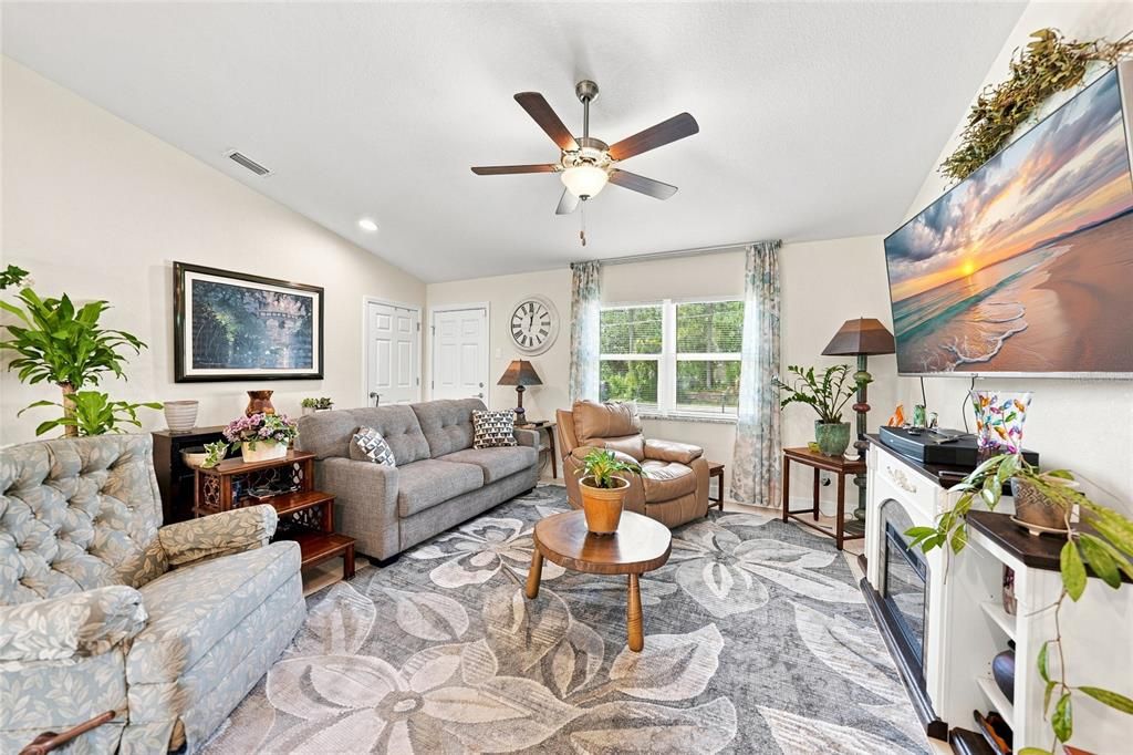 For Sale: $330,000 (3 beds, 2 baths, 1427 Square Feet)