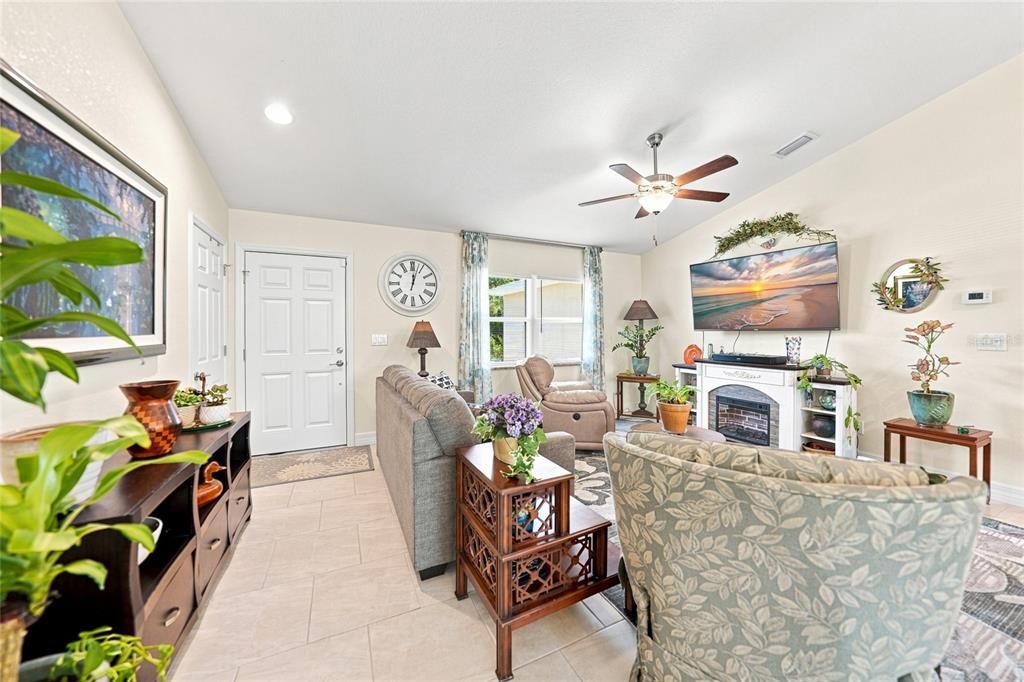 For Sale: $330,000 (3 beds, 2 baths, 1427 Square Feet)