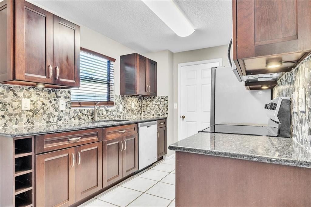 For Sale: $250,000 (4 beds, 3 baths, 1644 Square Feet)