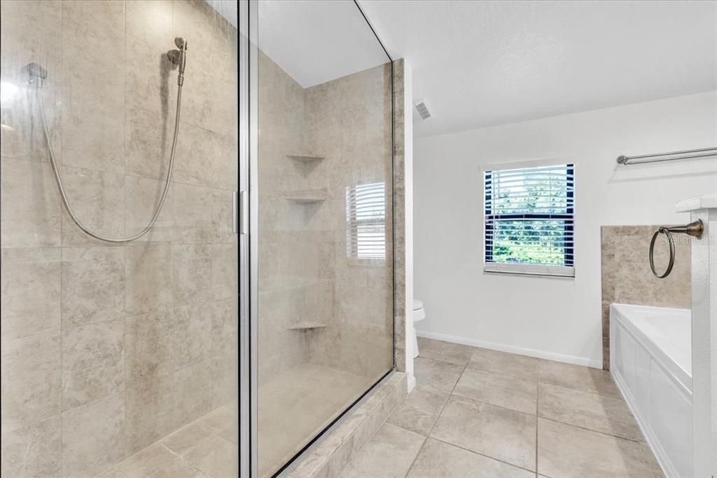 For Sale: $250,000 (4 beds, 3 baths, 1644 Square Feet)