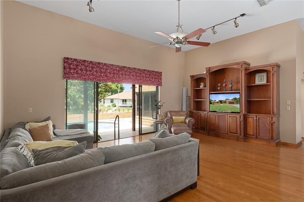 For Sale: $785,000 (4 beds, 4 baths, 2914 Square Feet)
