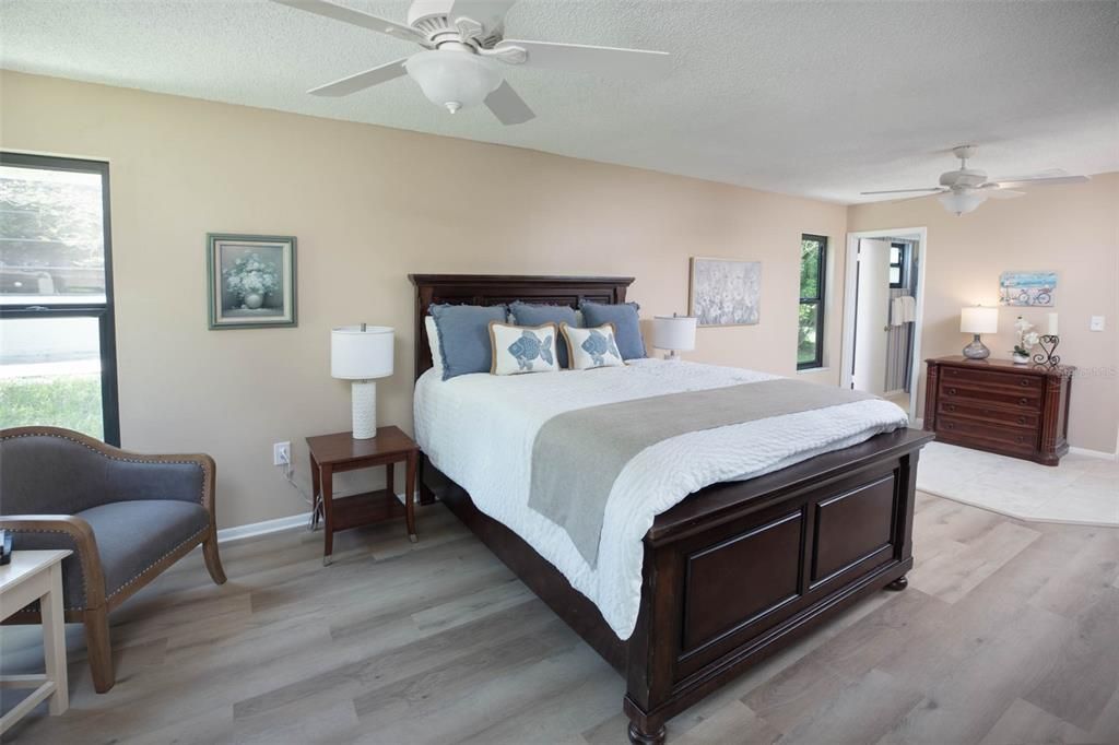 For Sale: $229,000 (2 beds, 2 baths, 1240 Square Feet)