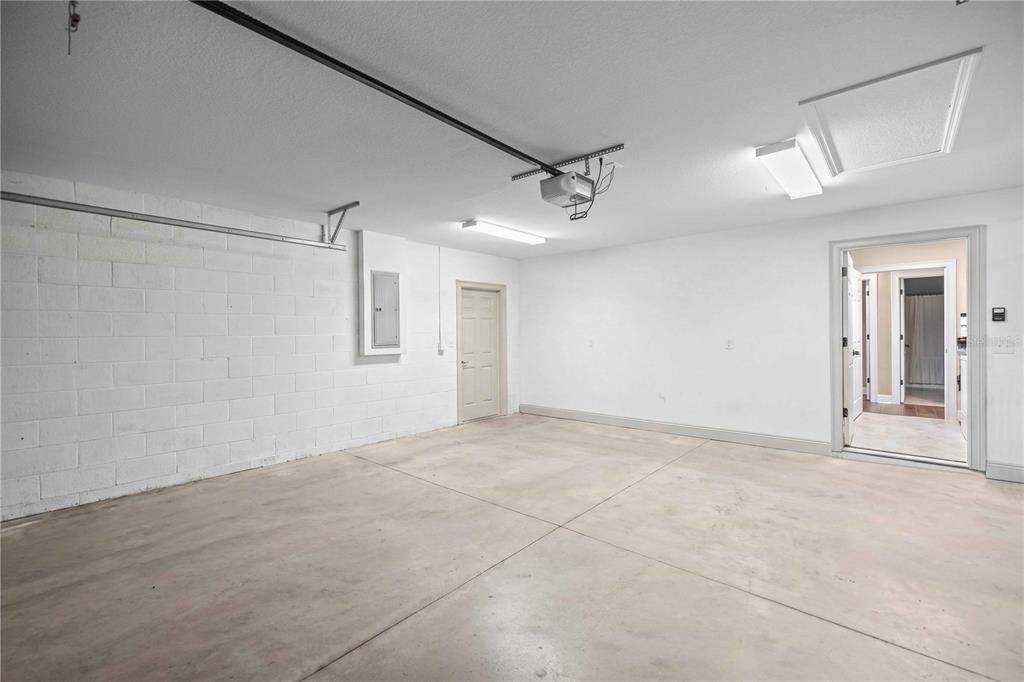 For Sale: $299,999 (3 beds, 2 baths, 1934 Square Feet)