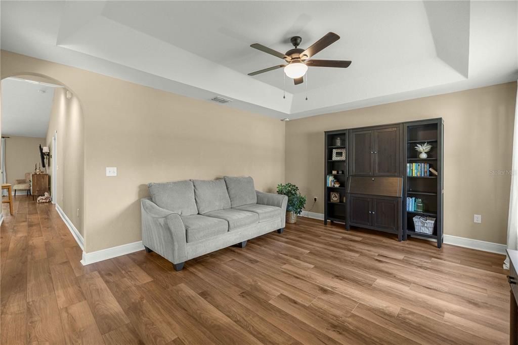 For Sale: $299,999 (3 beds, 2 baths, 1934 Square Feet)