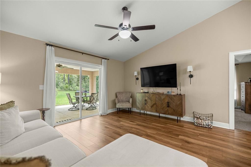 For Sale: $299,999 (3 beds, 2 baths, 1934 Square Feet)