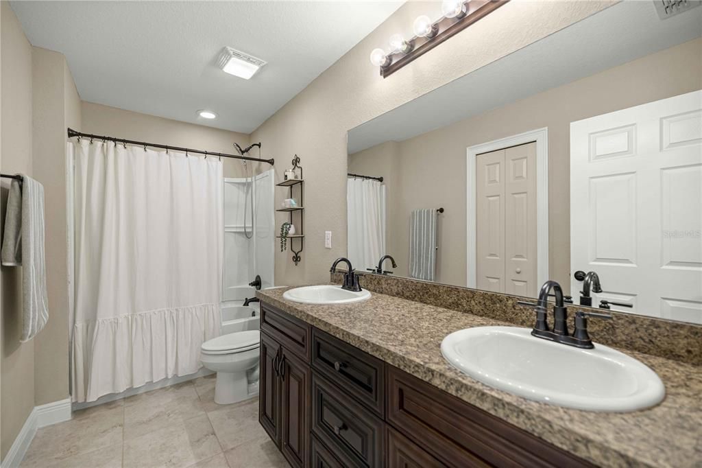 For Sale: $299,999 (3 beds, 2 baths, 1934 Square Feet)