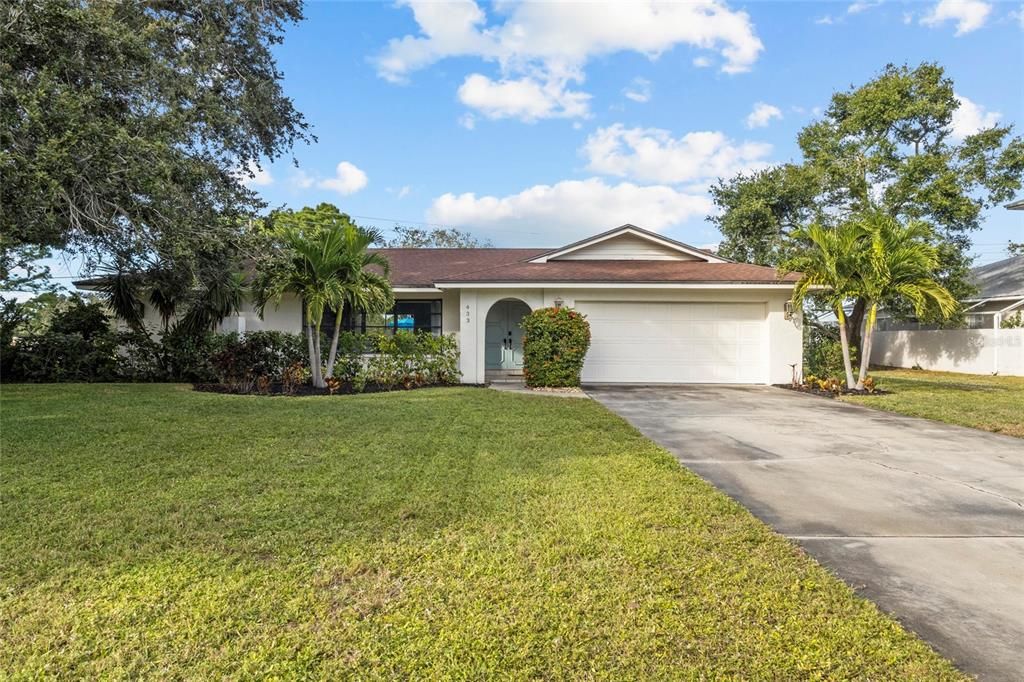 For Sale: $549,000 (3 beds, 2 baths, 1936 Square Feet)