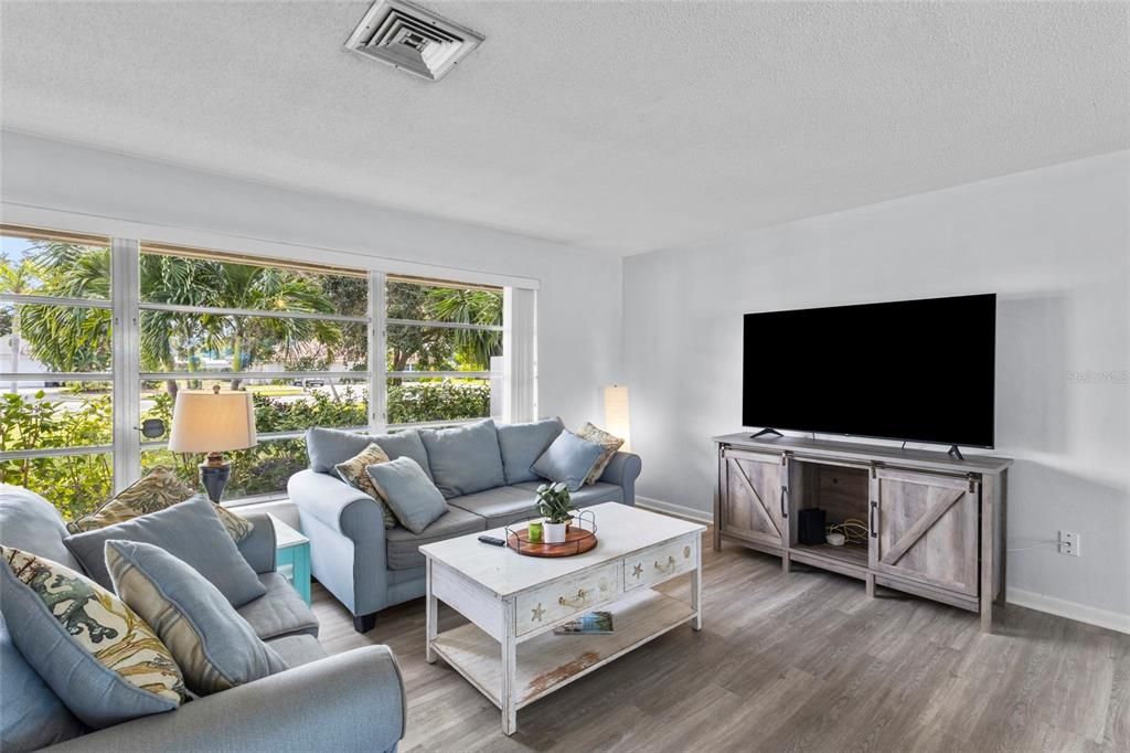 For Sale: $549,000 (3 beds, 2 baths, 1936 Square Feet)