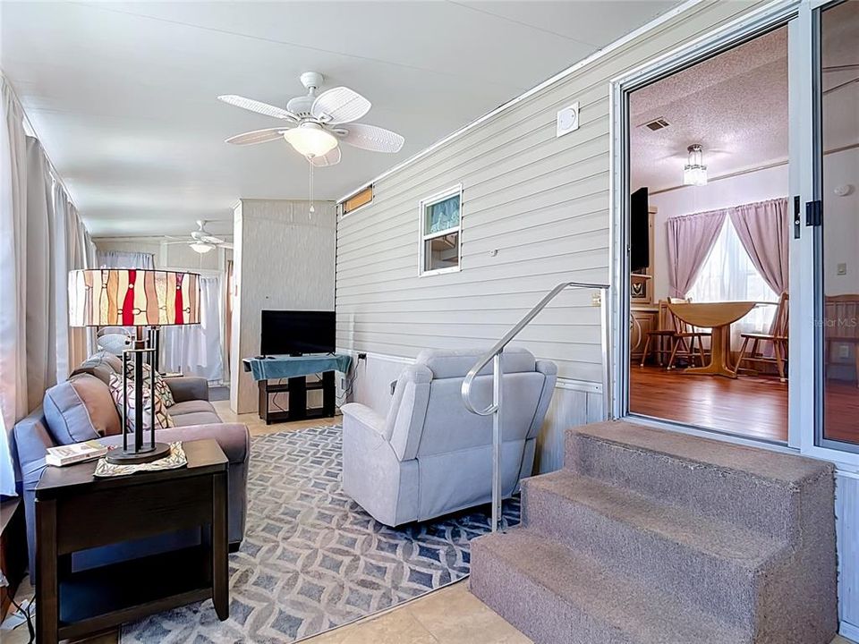 For Sale: $95,000 (1 beds, 1 baths, 691 Square Feet)