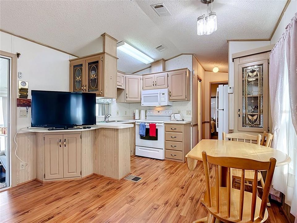 For Sale: $95,000 (1 beds, 1 baths, 691 Square Feet)