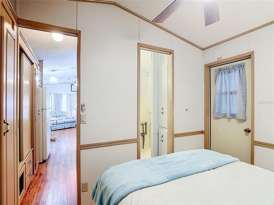 For Sale: $95,000 (1 beds, 1 baths, 691 Square Feet)