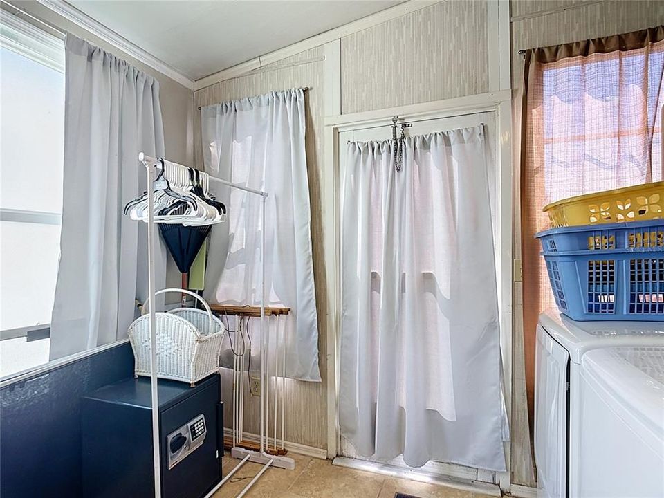 For Sale: $95,000 (1 beds, 1 baths, 691 Square Feet)