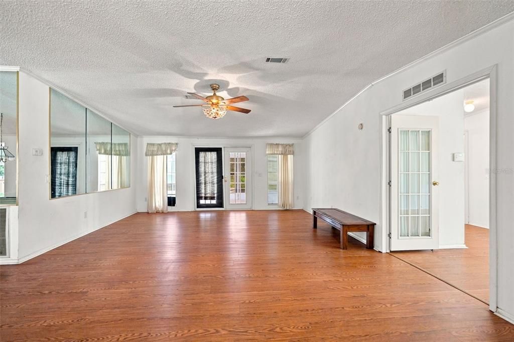 En Venta: $279,900 (3 camas, 2 baños, 2099 Pies cuadrados)