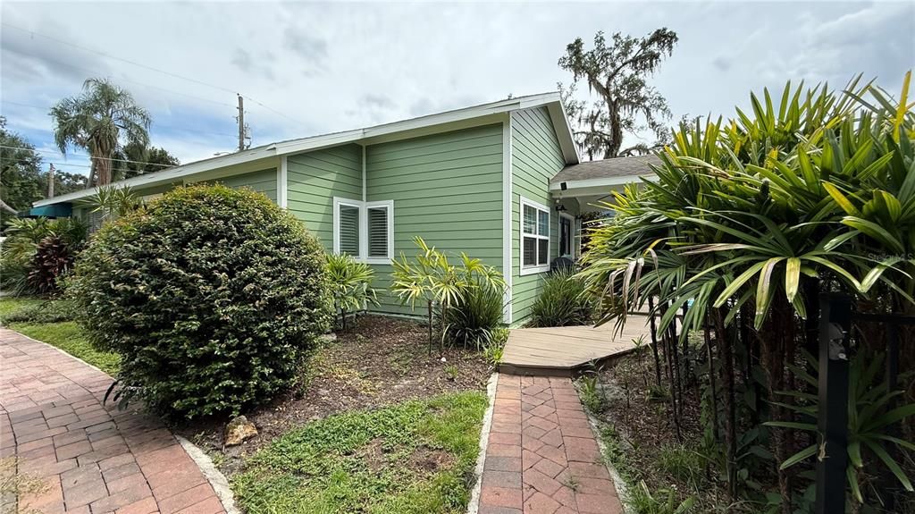 For Rent: $1,300 (1 beds, 1 baths, 450 Square Feet)