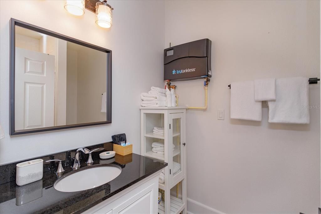 For Rent: $1,300 (1 beds, 1 baths, 450 Square Feet)