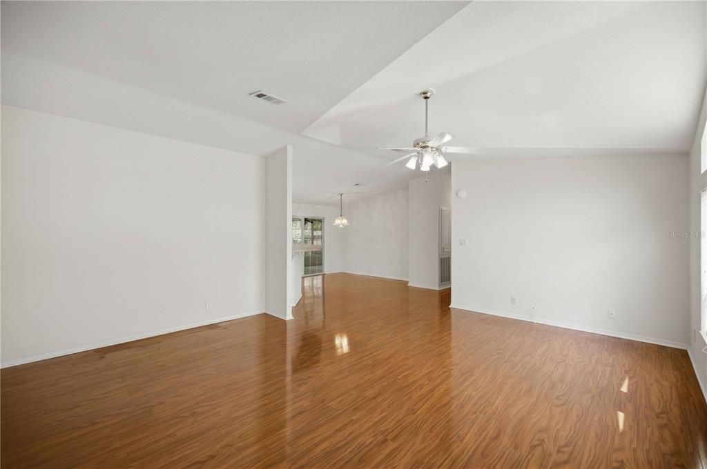 For Sale: $138,500 (3 beds, 2 baths, 1404 Square Feet)