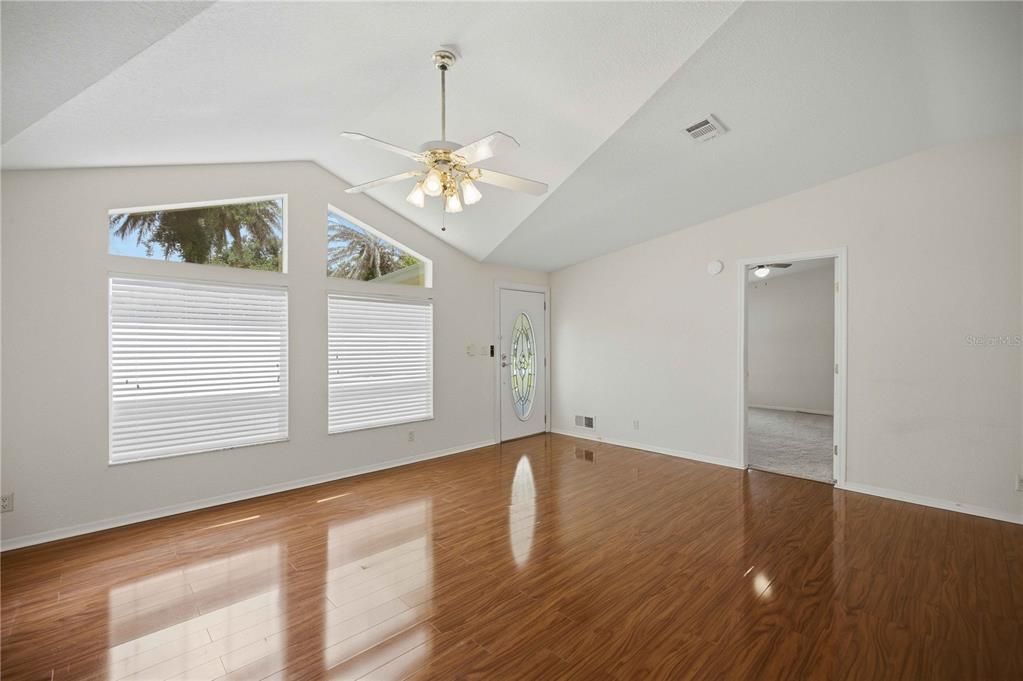For Sale: $138,500 (3 beds, 2 baths, 1404 Square Feet)