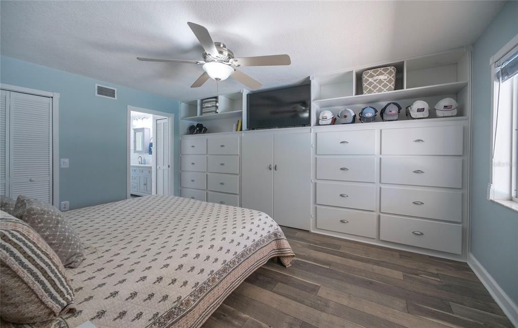 For Sale: $585,000 (4 beds, 2 baths, 1786 Square Feet)