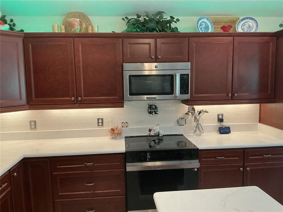 En Venta: $975,000 (3 camas, 2 baños, 2310 Pies cuadrados)