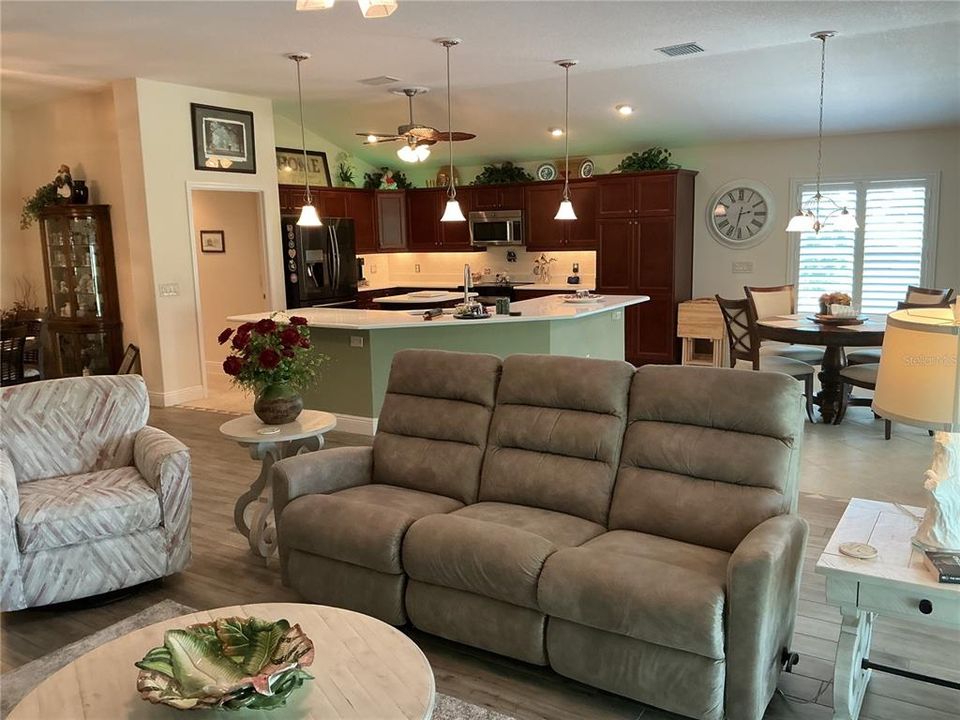 En Venta: $975,000 (3 camas, 2 baños, 2310 Pies cuadrados)