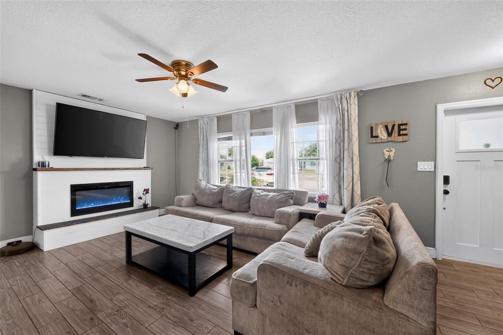 For Sale: $389,000 (2 beds, 2 baths, 1174 Square Feet)