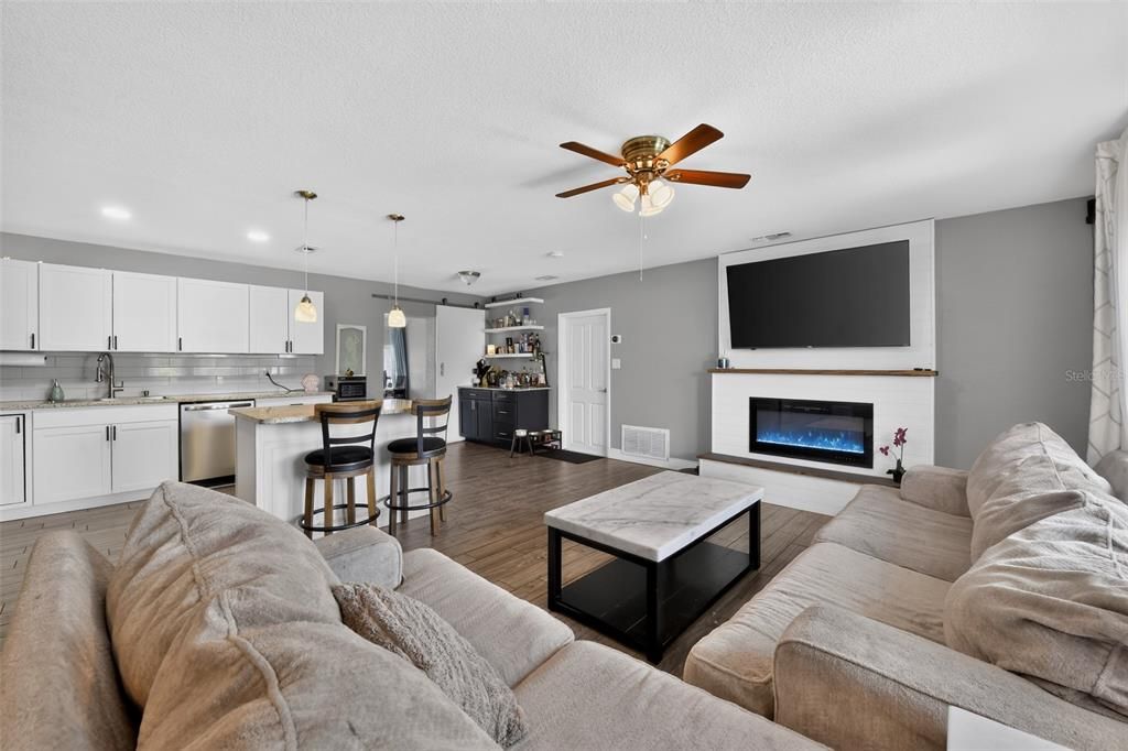 For Sale: $389,000 (2 beds, 2 baths, 1174 Square Feet)