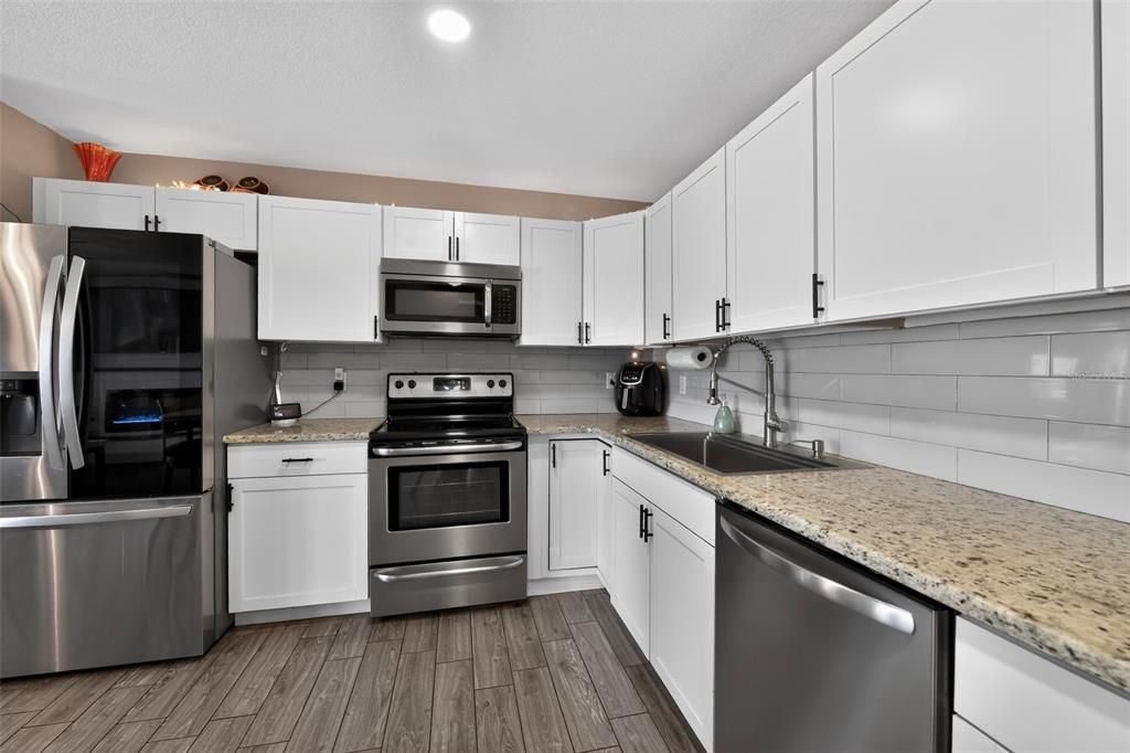For Sale: $389,000 (2 beds, 2 baths, 1174 Square Feet)
