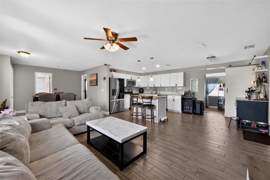 For Sale: $389,000 (2 beds, 2 baths, 1174 Square Feet)