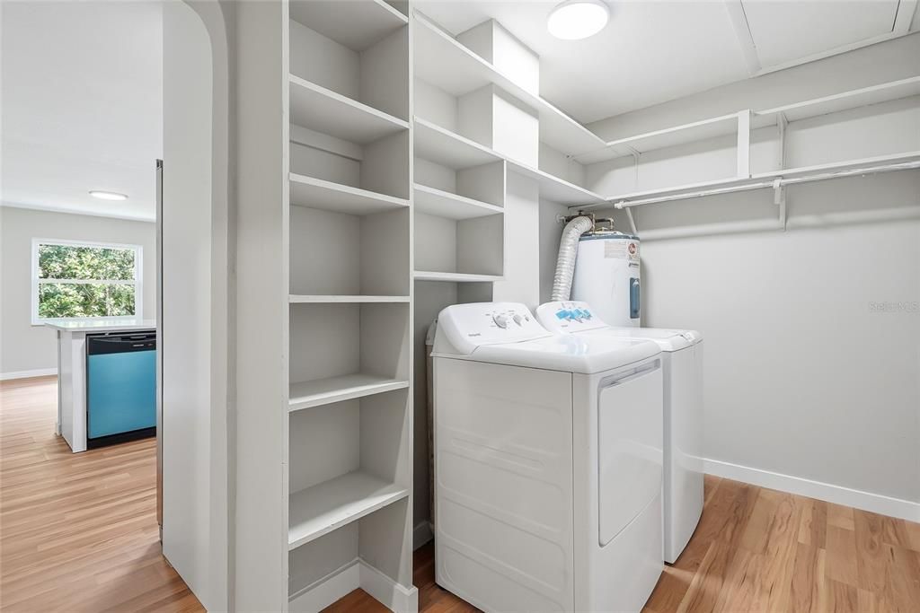 На продажу: $429,900 (4 спален, 2 ванн, 2370 Квадратных фут)