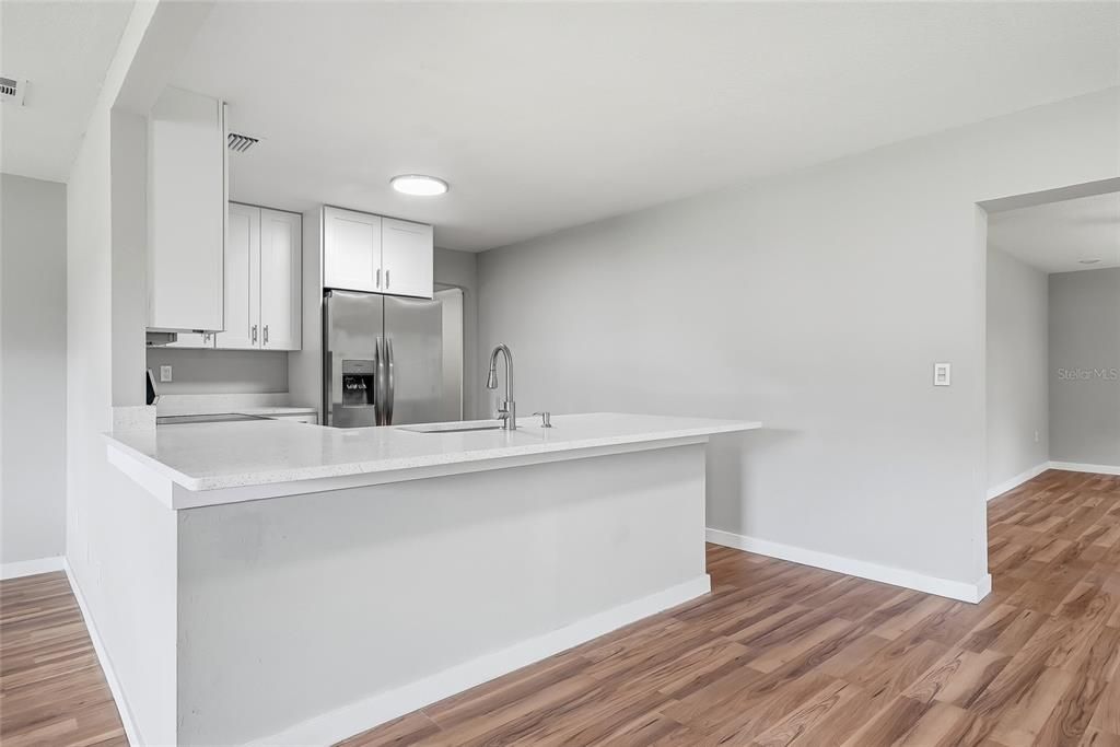 На продажу: $429,900 (4 спален, 2 ванн, 2370 Квадратных фут)