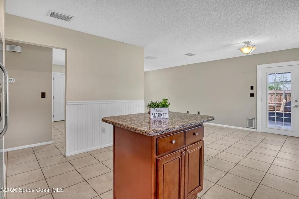 For Sale: $299,000 (3 beds, 2 baths, 1176 Square Feet)