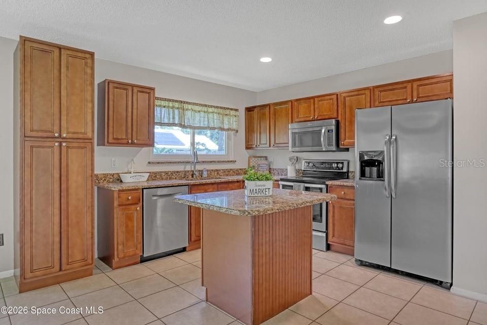 For Sale: $299,000 (3 beds, 2 baths, 1176 Square Feet)