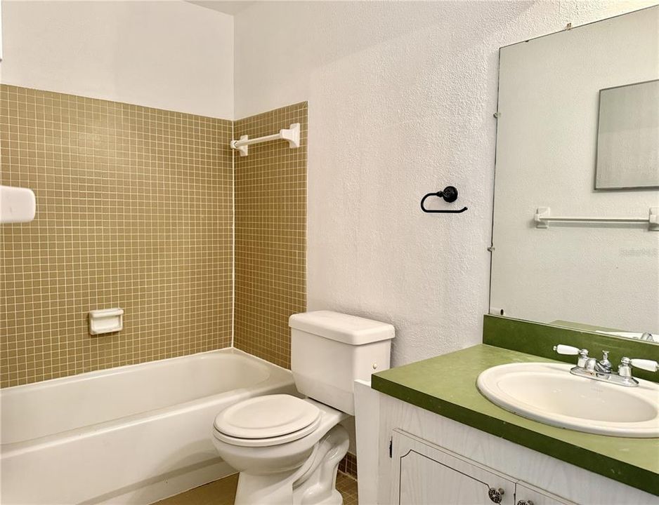 На продажу: $130,000 (2 спален, 2 ванн, 1075 Квадратных фут)