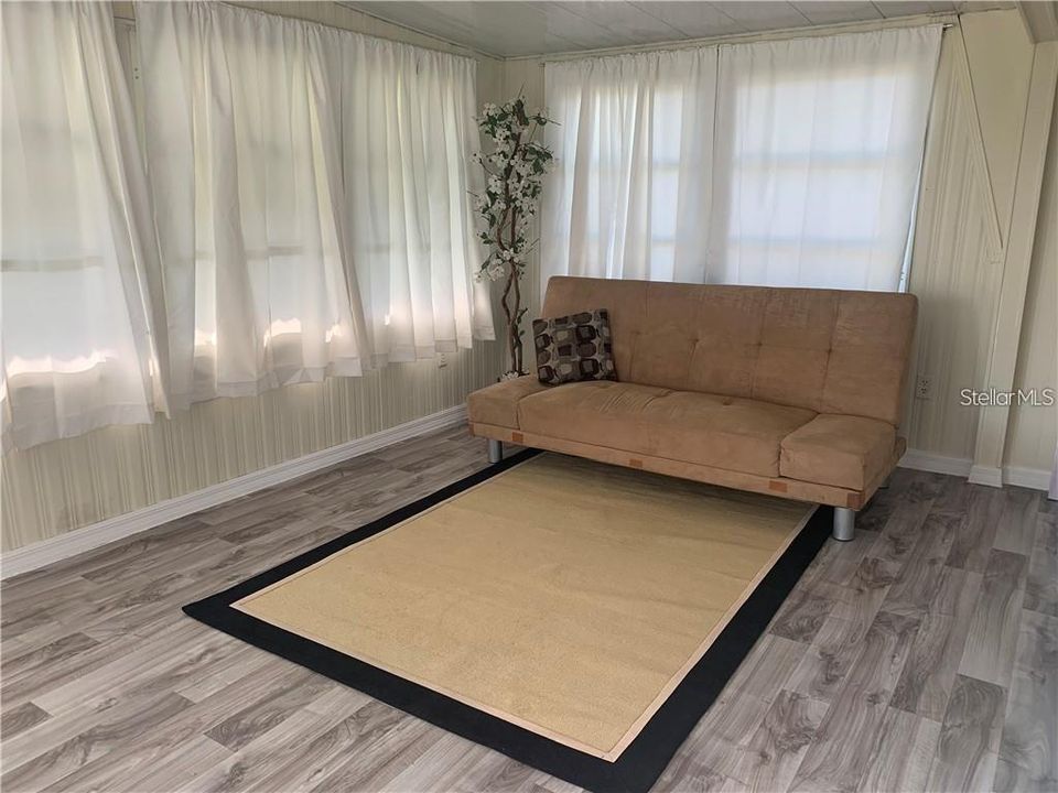 For Rent: $1,050 (1 beds, 1 baths, 1200 Square Feet)