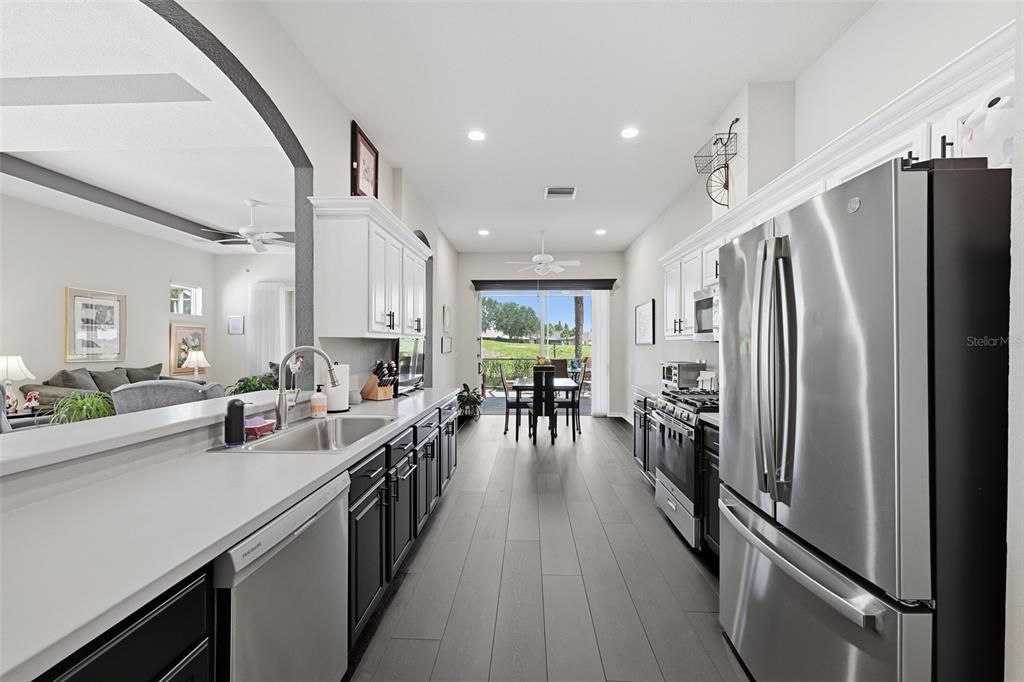 For Sale: $400,000 (2 beds, 2 baths, 1949 Square Feet)