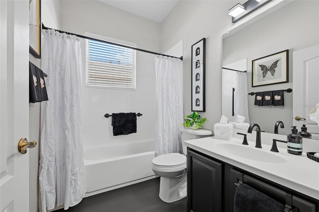 For Sale: $400,000 (2 beds, 2 baths, 1949 Square Feet)