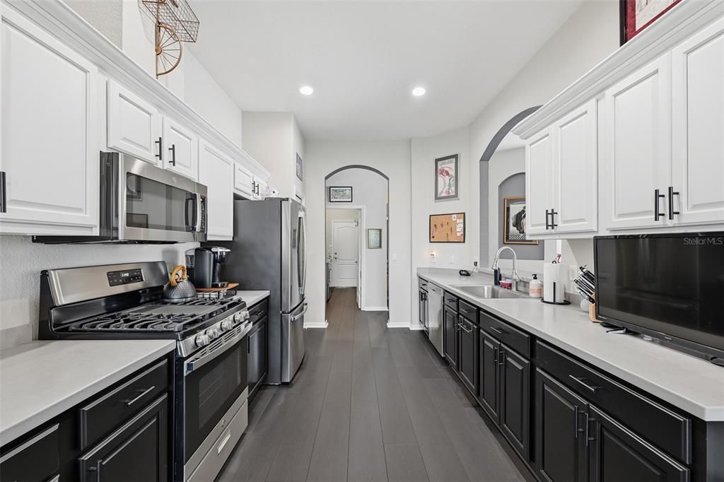 For Sale: $400,000 (2 beds, 2 baths, 1949 Square Feet)