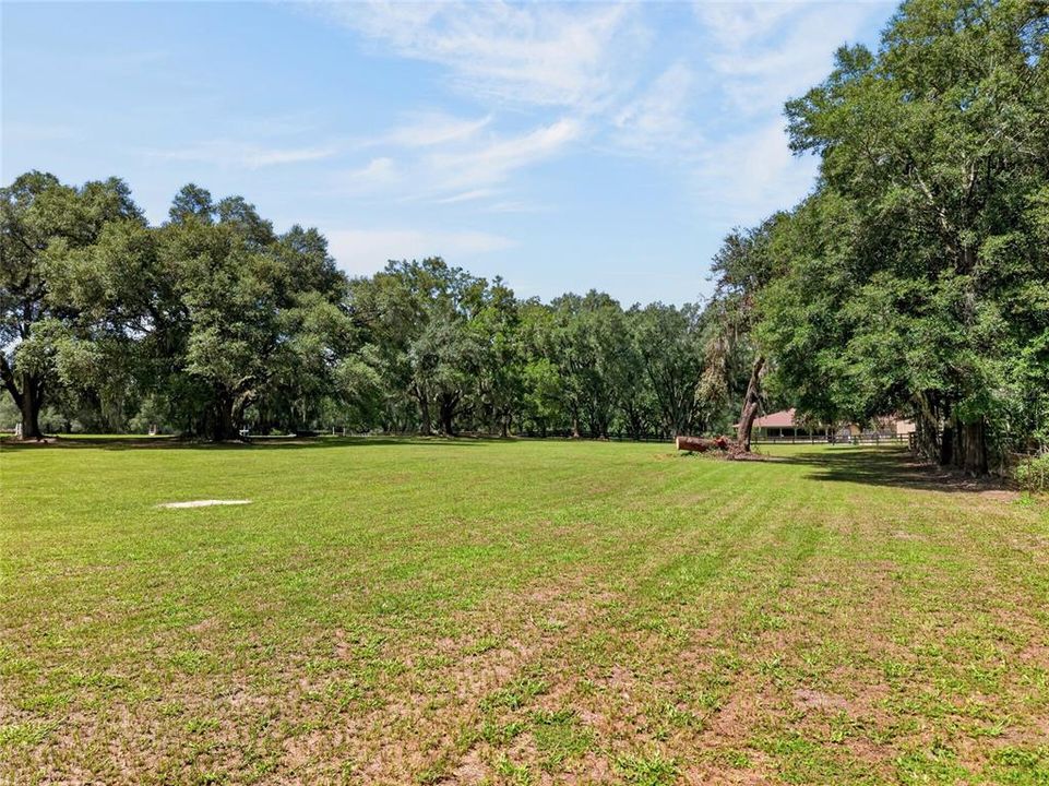 На продажу: $2,450,000 (37.00 acres)