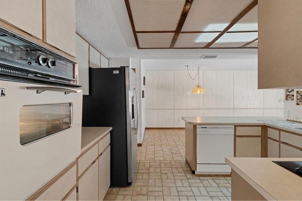 For Sale: $295,000 (2 beds, 2 baths, 1720 Square Feet)