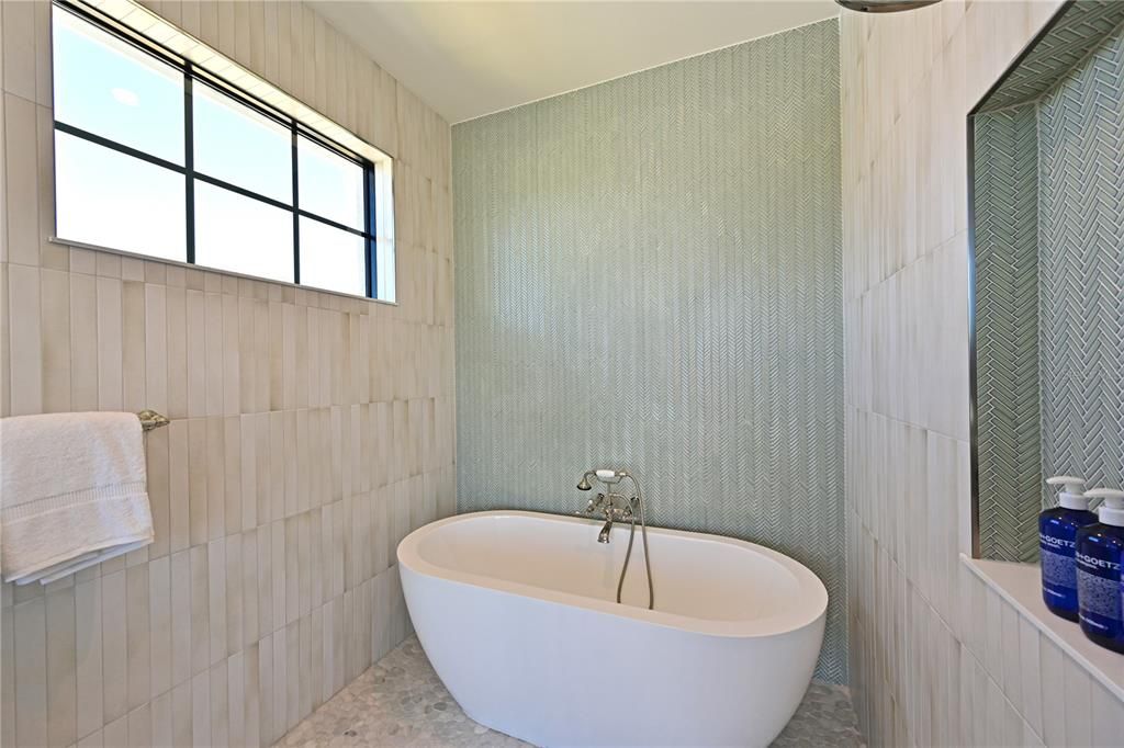 For Sale: $5,125,000 (4 beds, 4 baths, 2220 Square Feet)