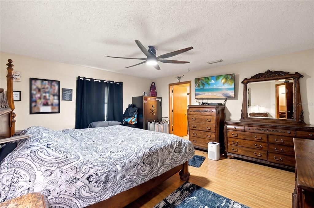 For Sale: $264,900 (3 beds, 2 baths, 1382 Square Feet)