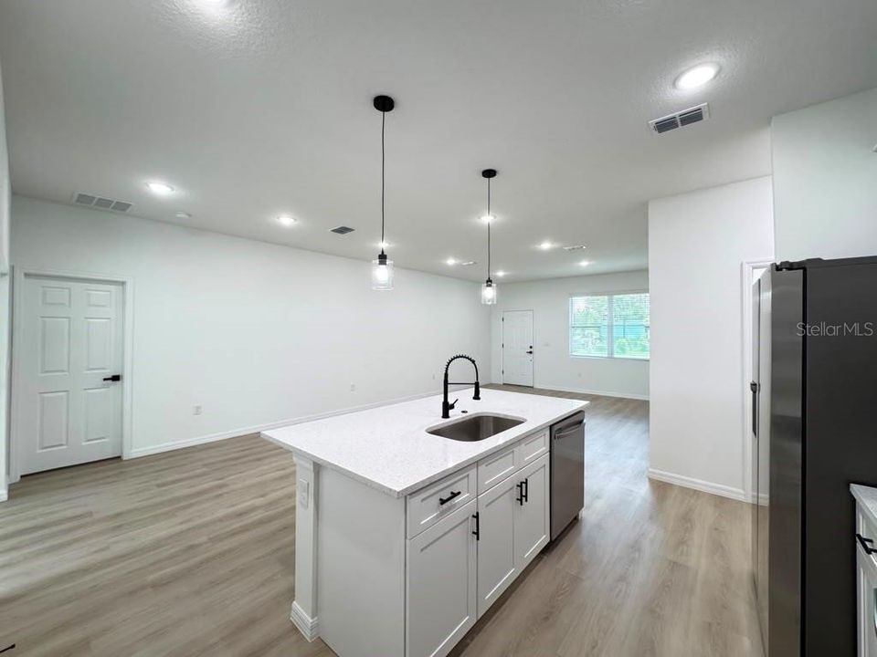 В аренду: $2,095 (4 спален, 2 ванн, 1708 Квадратных фут)