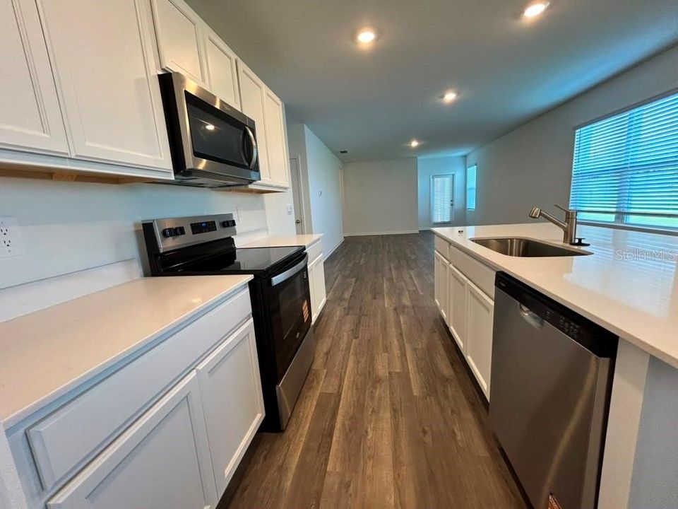 For Rent: $2,090 (4 beds, 2 baths, 1665 Square Feet)