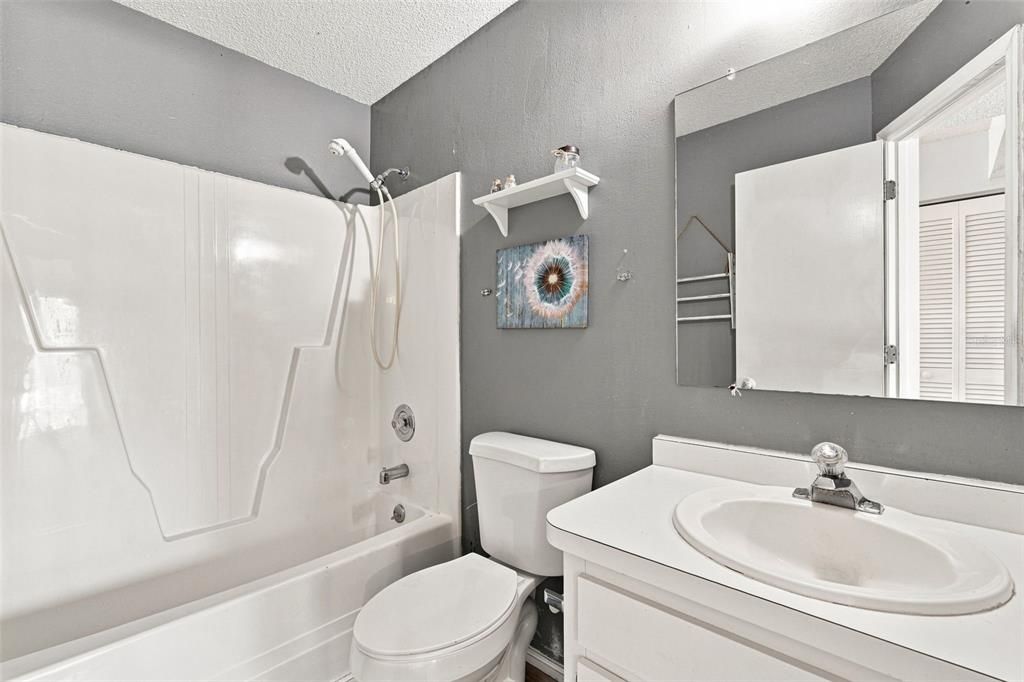 For Sale: $100,000 (2 beds, 2 baths, 1046 Square Feet)