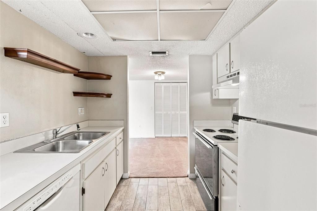 For Sale: $100,000 (2 beds, 2 baths, 1046 Square Feet)