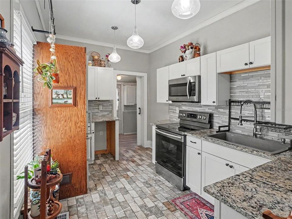 For Sale: $329,900 (3 beds, 2 baths, 1488 Square Feet)