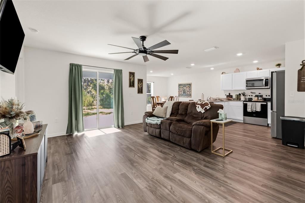 For Sale: $299,000 (3 beds, 2 baths, 1474 Square Feet)