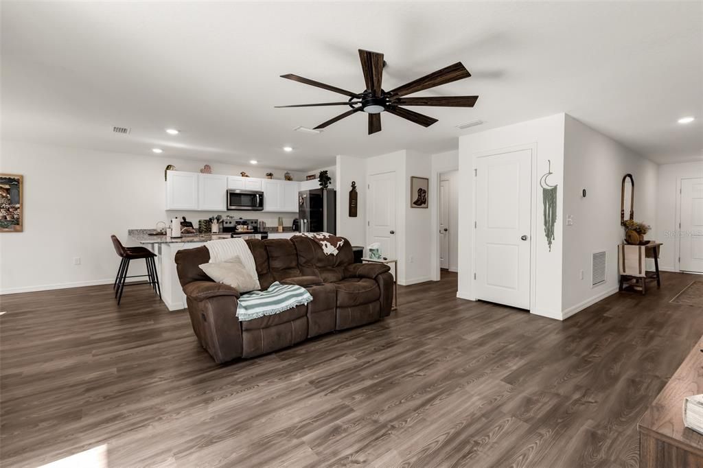 For Sale: $299,000 (3 beds, 2 baths, 1474 Square Feet)